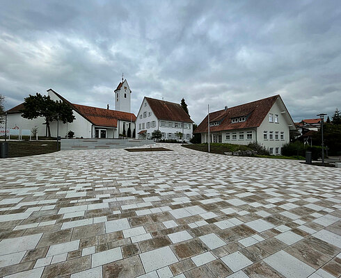 Gestalteter Freiraum der neuen Dorfmitte Neukirch