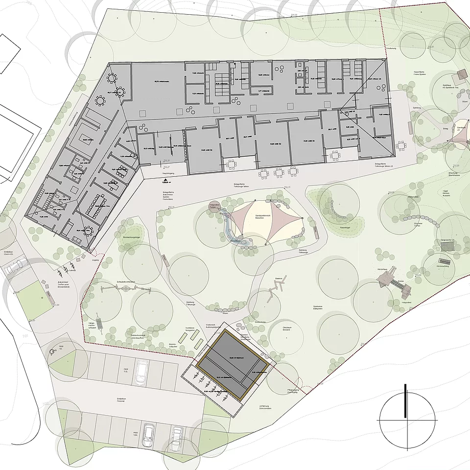 Wettbewerbe Kita Lageplan eines Gebäudekomplexes mit detaillierter Raumaufteilung, umgeben von Grünflächen, Bäumen, Spielbereichen und Parkplätzen.