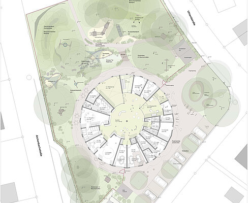 Grundriss eines kreisförmigen Gebäudes mit umliegenden Spielplätzen, Wegen, Parkplätzen und grünen Bereichen.