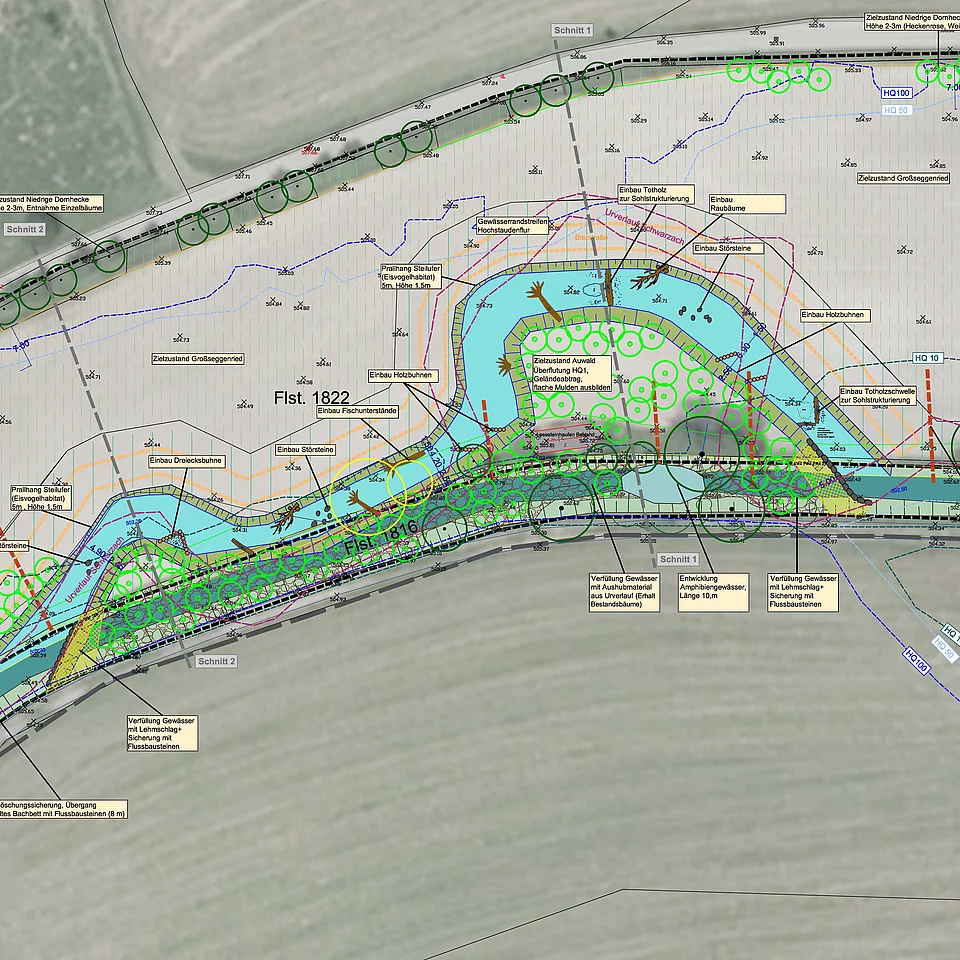 Plan einer Flusslandschaft mit Flussverlauf, Uferbepflanzungen, Flächennutzungen und verschiedenen beschrifteten Bereichen zur naturnahen Gewässergestaltung.
