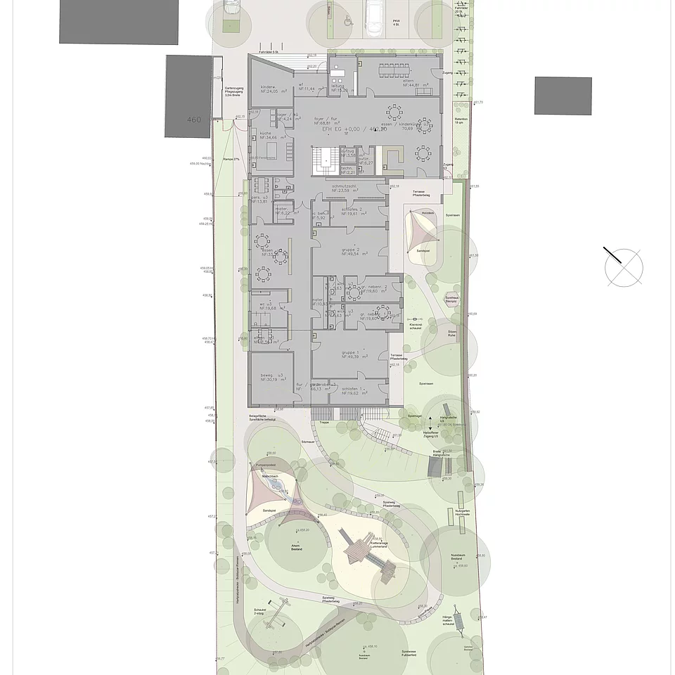 Wettbewerb Kita Lageplan eines Gebäudekomplexes mit Parkplätzen, Grünflächen, Spielplatz, Wegen und Bepflanzung, umliegenden Gebäuden und detaillierten Innenraumaufteilungen.