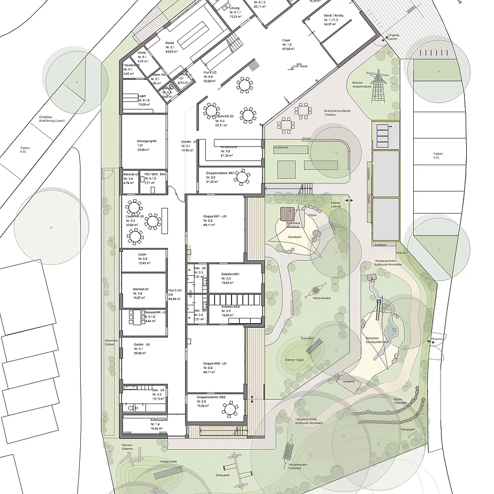 Gestalteter Außenbereich Kita Schäferhof Architektonischer Lageplan eines Gebäudes mit Innenräumen und angrenzendem Garten- und Spielbereich, einschließlich Wegen, Spielgeräten und Bäumen, dargestellt mit Beschriftungen und Raumaufteilungen.
